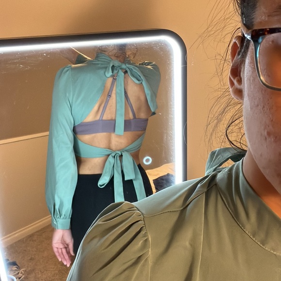 Sage cropped blouse with open back - Picture 3 of 4